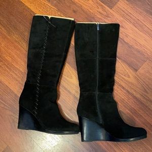 Gently worn women’s size 9 , black side knee high boot. Medium width with zipper